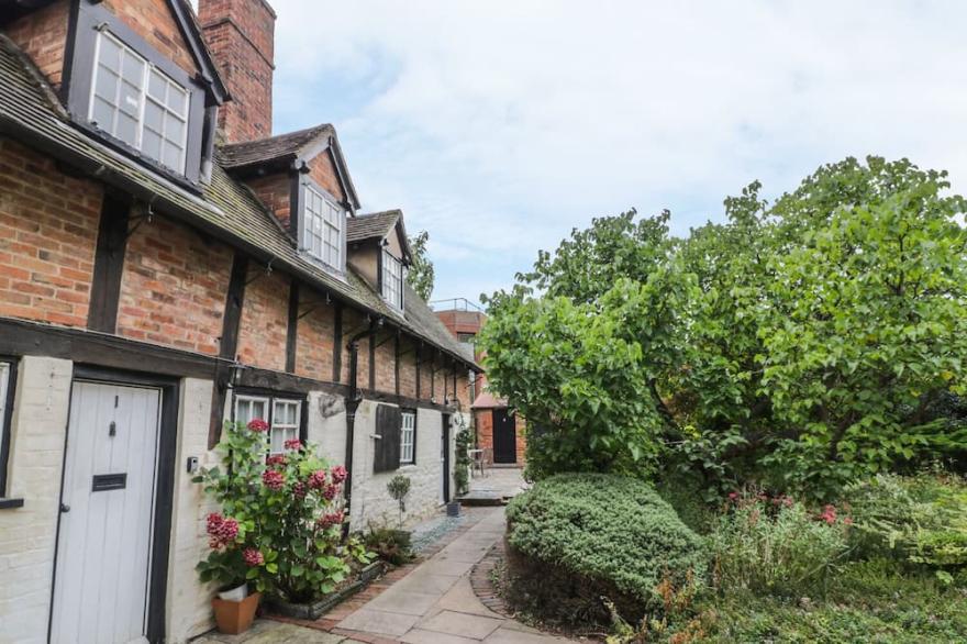 4 MASONS COURT, family friendly, with a garden in Stratford-Upon-Avon