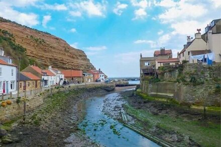 BROOMHILL VIEW, family friendly, with open fire in Staithes