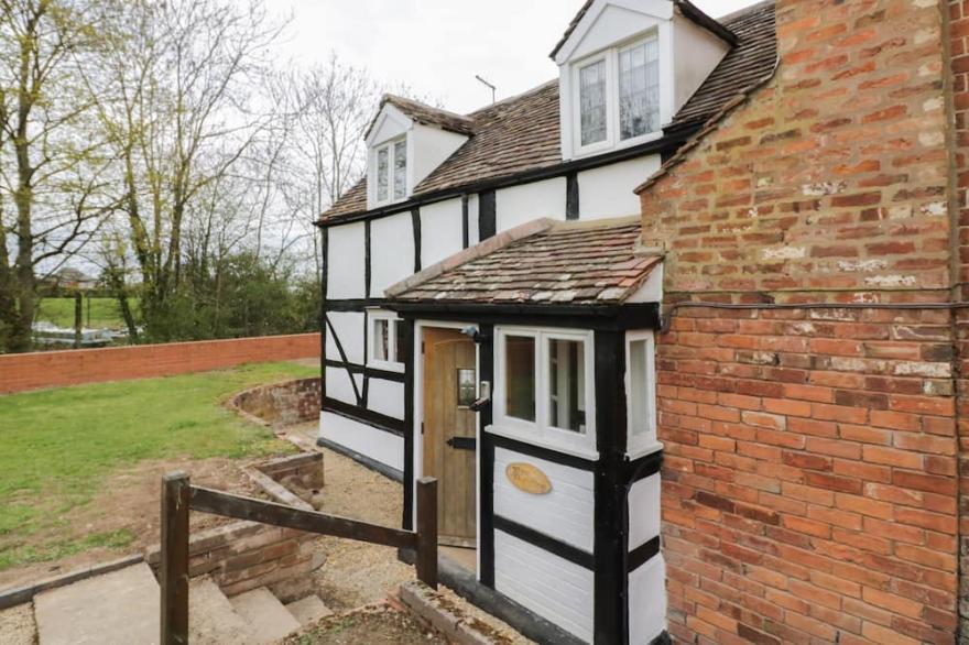 ROSE COTTAGE, family friendly, with a garden in Upton Upon Severn