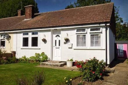 SPURLING COTTAGE, with a garden in Cheveley