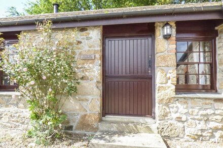 FLOWER HOUSE, family friendly, character holiday cottage in Marazion