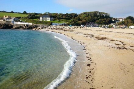 HAZEL BARN, pet friendly, character holiday cottage in Falmouth