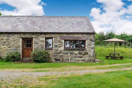 TRYFAN COTTAGE, family friendly, with a garden in Caernarfon