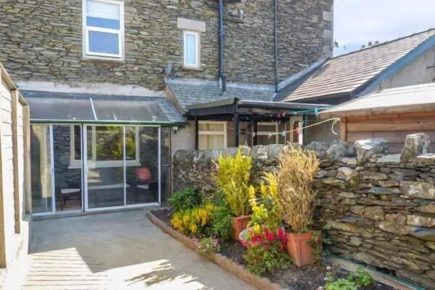 PARKGATE, Pet Friendly, With Open Fire In Bowness-On-Windermere