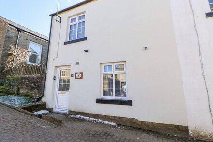 KINGS COTTAGE, pet friendly, character holiday cottage in Alston