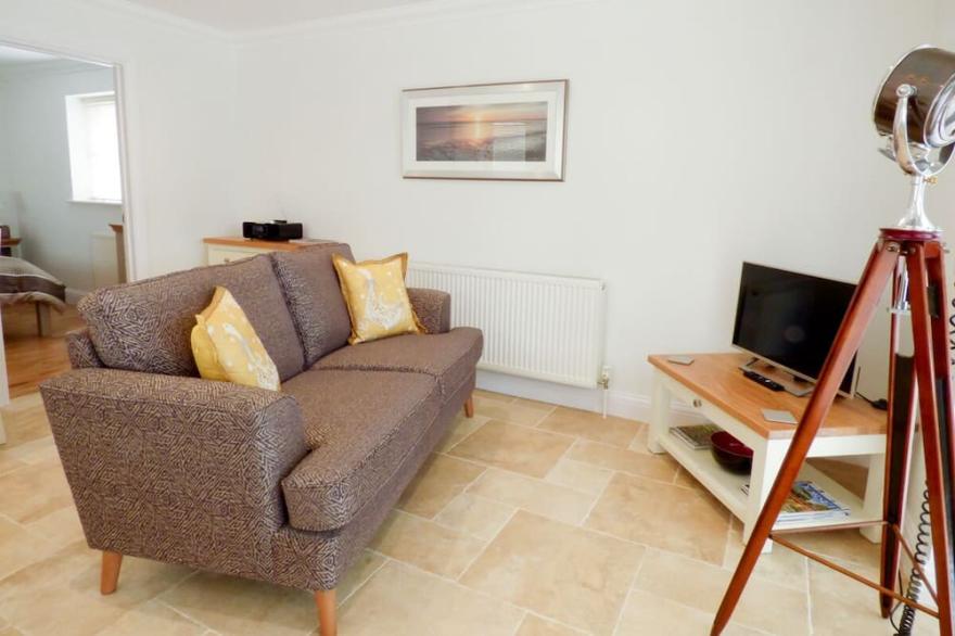 THE HIDEAWAY, romantic, with a garden in Verwood
