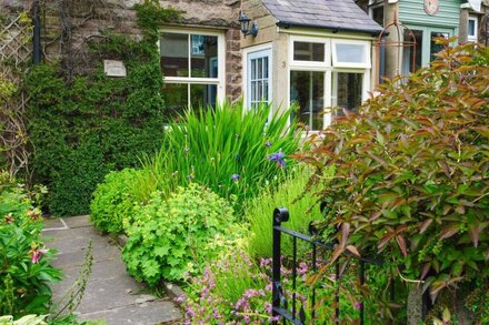 CLOUDBERRY COTTAGE, family friendly, with open fire in Birchover