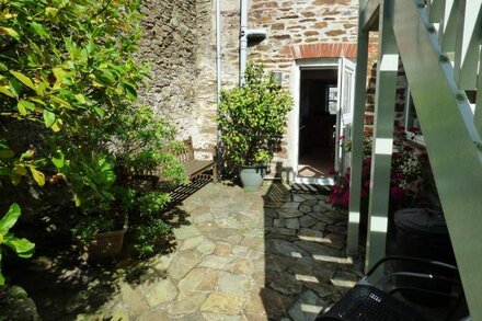 GLANMOR, country holiday cottage, with a garden in Polruan