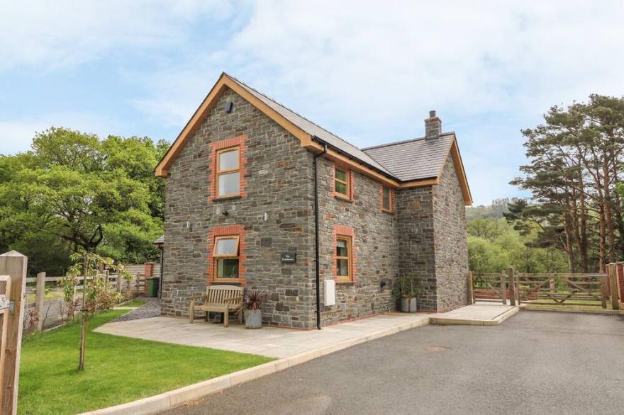 THE FARMHOUSE, family friendly, with hot tub in Capel Bangor