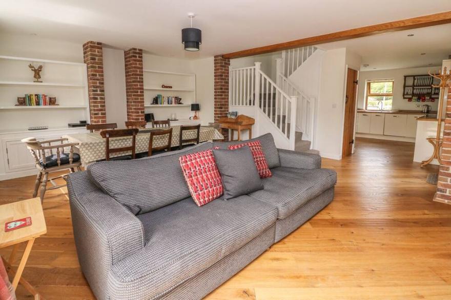 THE FARMHOUSE, family friendly, with hot tub in Capel Bangor