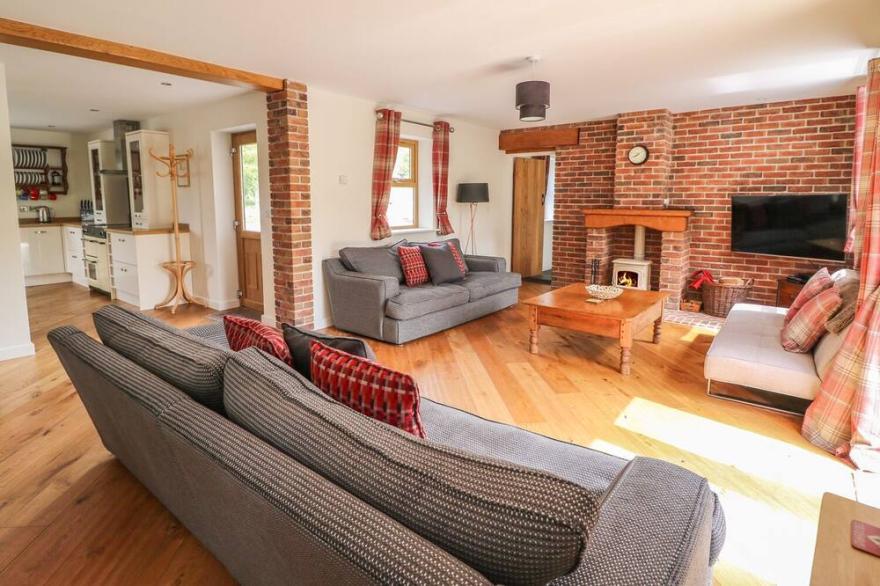 THE FARMHOUSE, family friendly, with hot tub in Capel Bangor