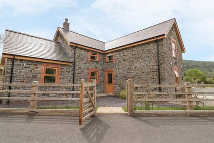 THE FARMHOUSE, family friendly, with hot tub in Capel Bangor