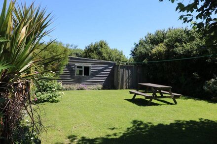 TRENOUTH COTTAGE, pet friendly, with a garden in Padstow