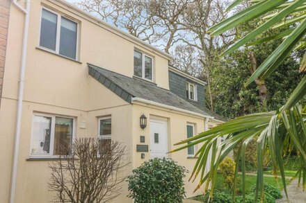 STARFISH COTTAGE, pet friendly, with a garden in Falmouth