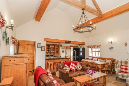 THE COW BARN, family friendly, character holiday cottage in Alport