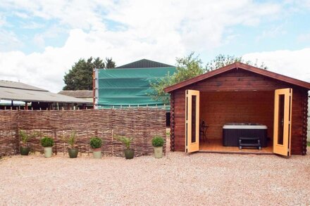 CROPVALE LODGE, family friendly, luxury holiday cottage in Pershore