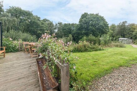 THE SHEPHERD'S REST, character holiday cottage in Leighton