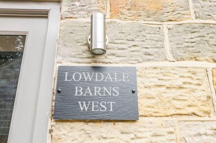 LOWDALE BARNS WEST, pet friendly, with a garden in Sleights