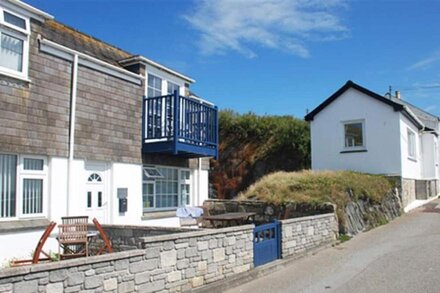 Cliff Top Cottage - Two Bedroom House, Sleeps 4