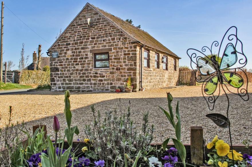 SWALLOW COTTAGE, pet friendly, character holiday cottage in Winkhill