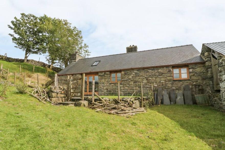 TY HIR, family friendly, with open fire in Penrhyndeudraeth