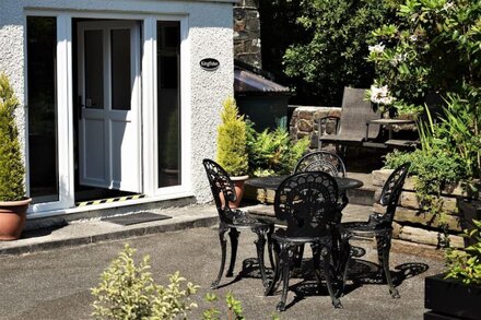 KINGFISHER, pet friendly, character holiday cottage in Blaenwaun