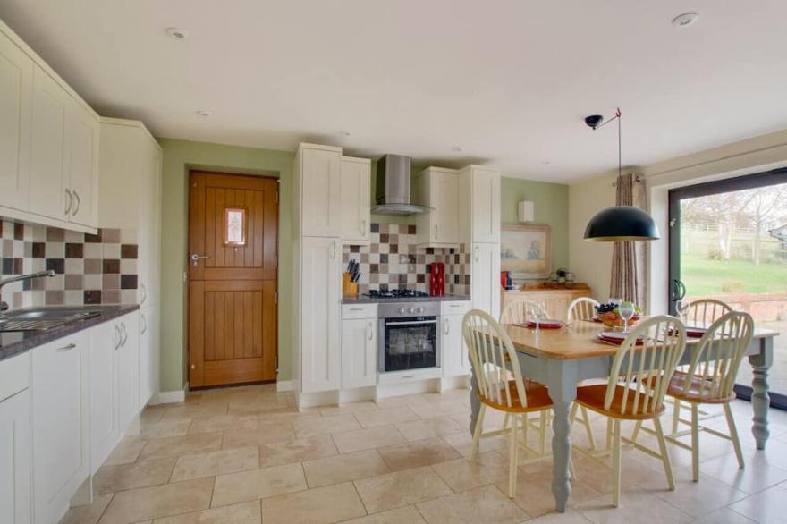 Owl Lodge - Two Bedroom House, Sleeps 4