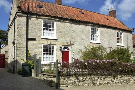 CROFT HEAD COTTAGE, family friendly, with open fire in Wrelton