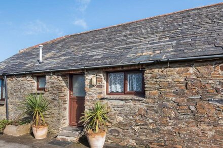 Wagtail, a renovated stone cottage with access to a £5 discount at Merlin Golf Club in Mawgan Porth