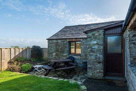 Wagtail, a renovated stone cottage with access to a £5 discount at Merlin Golf Club in Mawgan Porth