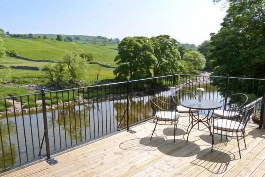 ROSE COTTAGE, pet friendly, luxury holiday cottage in Linton