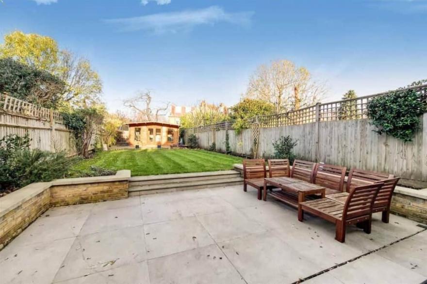 5 Bedroom Luxury Home In West Putney