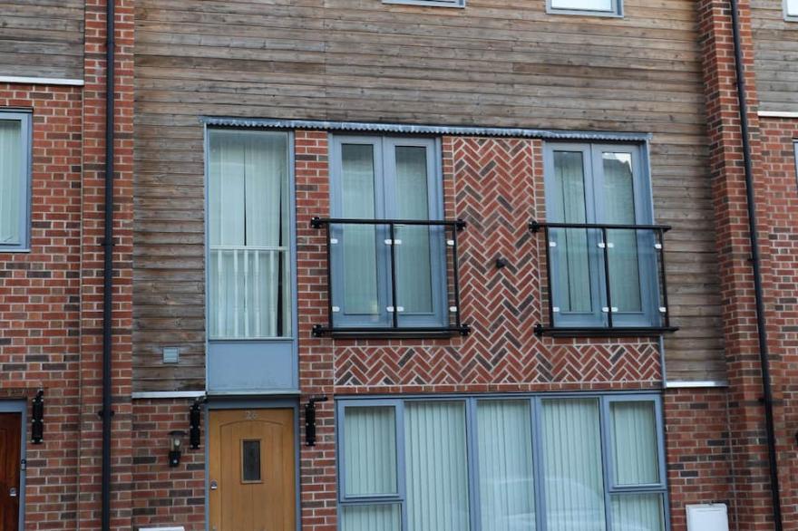 GLEN VIEW- 5 bed house up to 12 people  - Large rooms with walk in wardrobes