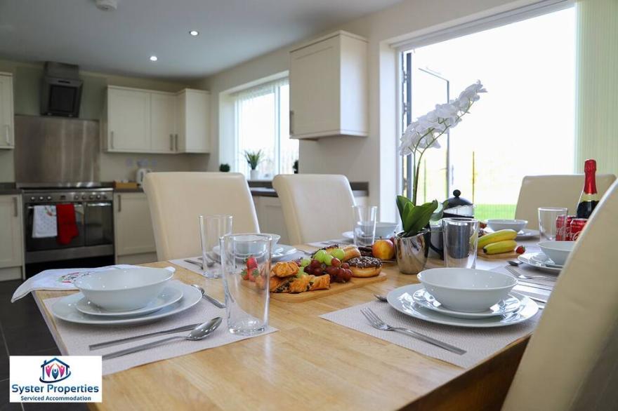 GLEN VIEW- 5 bed house up to 12 people  - Large rooms with walk in wardrobes