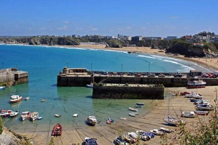 Crysawna is residential courtyard property located above the town centre of Newquay and its glorious beaches