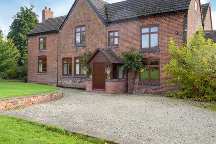 6 bedroom accommodation in Noneley, near Shrewsbury