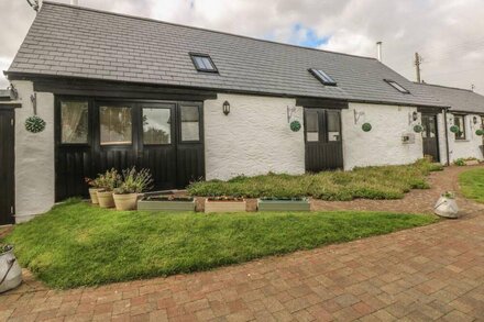 HEATHER COTTAGE, pet friendly, with open fire in Rosemarket