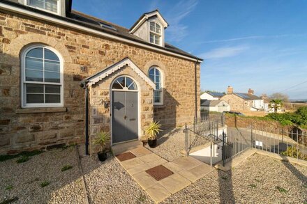 The Cornwall House – Sleeps 6 – Hayle – Parking – Private Courtyard - Pets