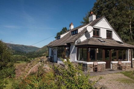 Detatched, Cosy Cottage With Mountain Views - Parking, Sleeps 8, Pet-friendly