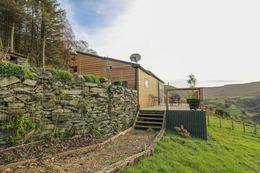 HAKA LODGE, pet friendly, character holiday cottage in Devil’s Bridge