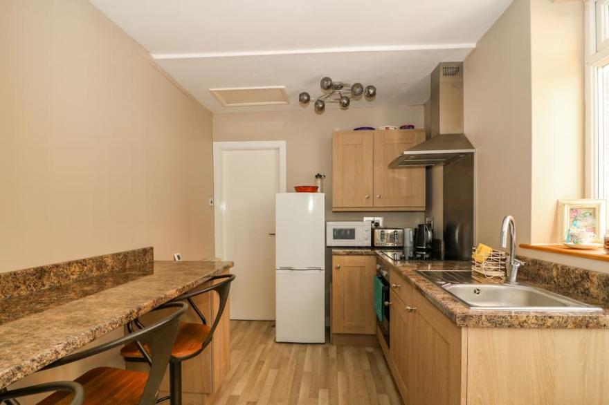 COSY COASTAL HOLIDAY LET, romantic, with open fire in Bridlington