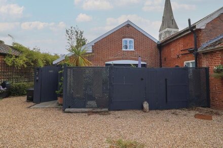 TOWER END COTTAGE, pet friendly, with open fire in Melton