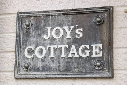 JOY'S COTTAGE, pet friendly, character holiday cottage in Snettisham