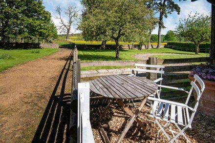 Converted stable and the perfect romantic getaway - Orchard Cottage, Didmarton