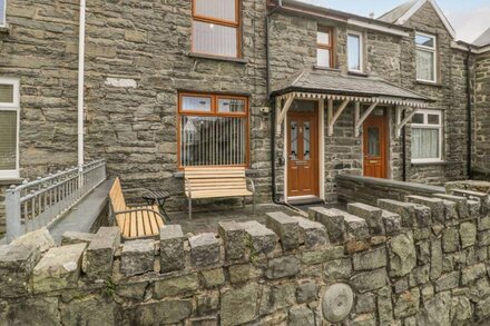 TURTWIG COTTAGE, pet friendly, with open fire in Blaenau Ffestiniog