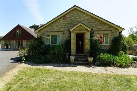 THE QUACKERY, pet friendly, luxury holiday cottage in Langport