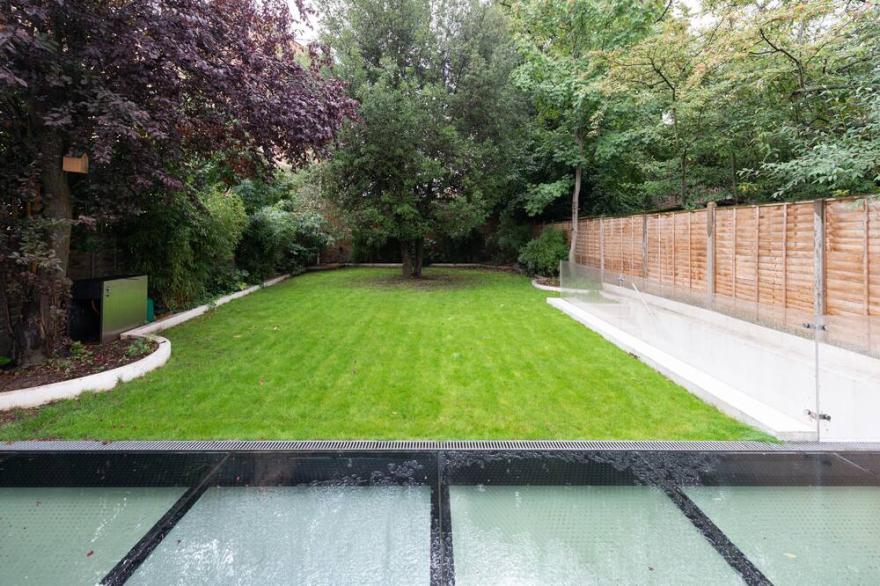 Luxury London House - Gym, Garden, Cinema, Pool Table, Large Spaces