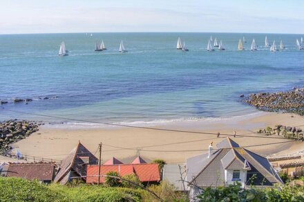 IVY COTTAGE, pet friendly, country holiday cottage in Ventnor