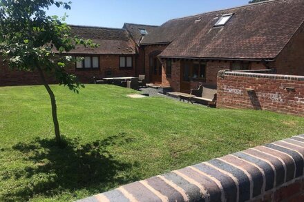 Coach House at Oaks Barn Farm, optional salt water hot tub near to Stratford.