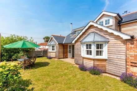 The Pink House, Thorpeness - sleeps 8 guests  in 4 bedrooms